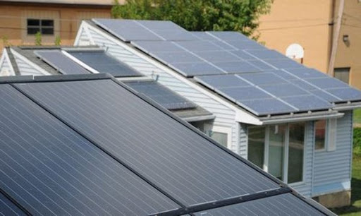 Mái nhà được lợp bằng các tấm năng lượng mặt trời của Tesla