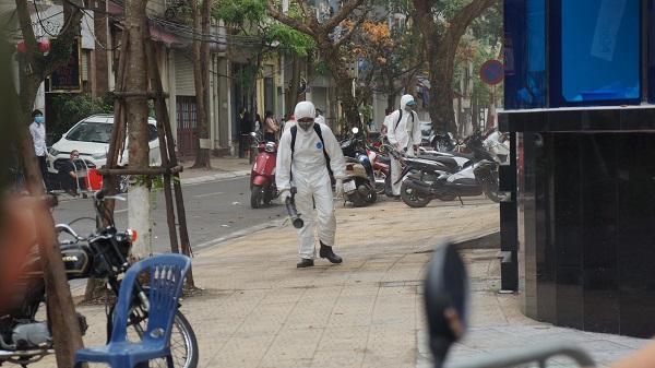 Lực lượng chức năng khử trùng khu phố nơi bệnh nhân số 17 lưu trú