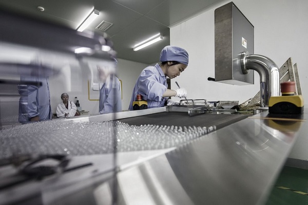 Một công nhân đang làm việc trong nhà máy sản xuất dược tại Vũ Hán, Trung Quốc.