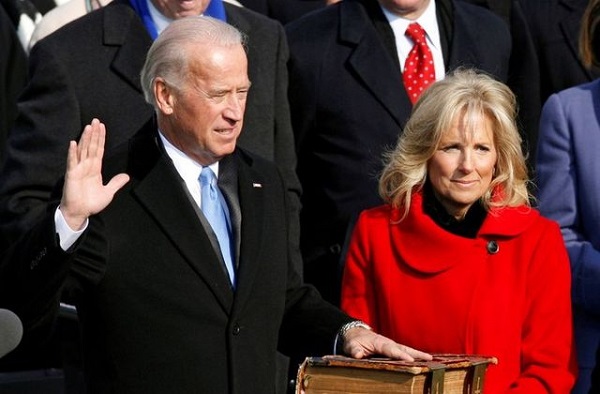 Hình ảnh ông Joe Biden tuyên thệ nhậm chức Phó tổng thống vào năm 20