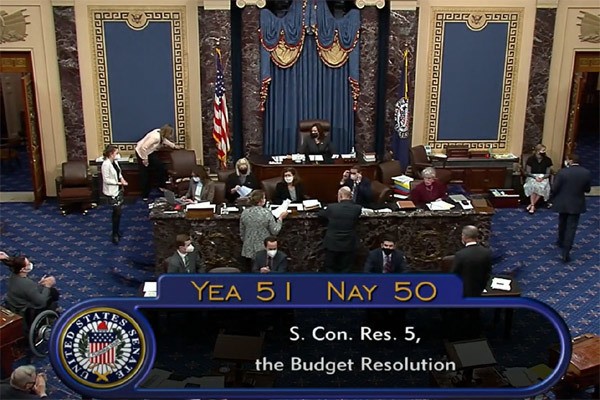 Thượng viện Mỹ bỏ phiếu thông qua gói cứu trợ với tỷ lệ phiếu sít sao
