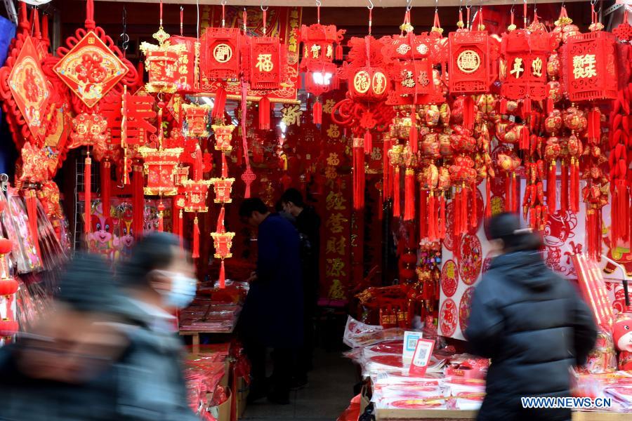 Sắc đỏ rực rỡ ngập tràn các cửa hàng trên đường phố Trung Quốc báo hiệu ngày tết Nguyên đán sắp đến gần
