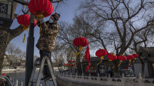 Công nhân trang trí đèn lồng tại một đường phố tại Trung Quốc. Ảnh:CNN