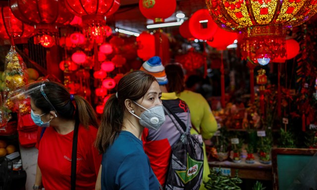 Khách đeo khẩu trang mua sắm tại khu chợ trong phố người Hoa tại thủ đô Manila, Philippines. Ảnh: Reuters
