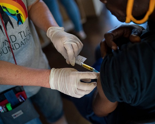 Một tình nguyện viên trong cuộc thử nghiệm vắc-xin Johnson & Johnson đã nhận được một mũi tiêm ở Desmond Tutu H.I.V. Foundation Youth Center ở Masiphumelele, Nam Phi
