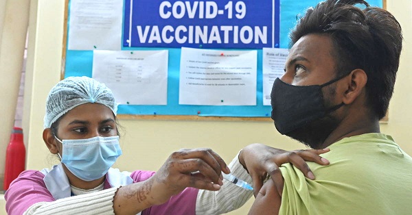 Một người dân tại Ấn Độ đang được tiêm vắc-xin phòng COVID-19