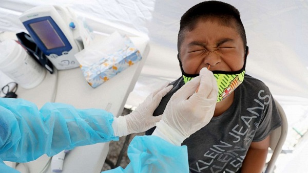 Một cậu bé được xét nghiệm COVID-19 miễn phí tại phòng khám di động của Trung tâm Gia đình & Trẻ em St. John's Well giữa đại dịch coronavirus ở Los Angeles, ngày 15 tháng 7 năm 2020.