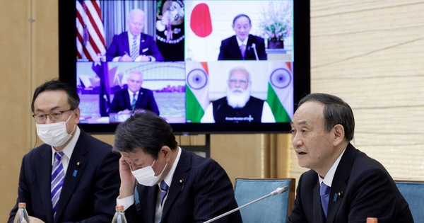 Thủ tướng Nhật Bản Suga Yoshihide (phải) phát biểu trong cuộc họp trực tuyến với lãnh đạo Mỹ, Úc và Ấn Độ ngày 12-3 - Ảnh: REUTERS