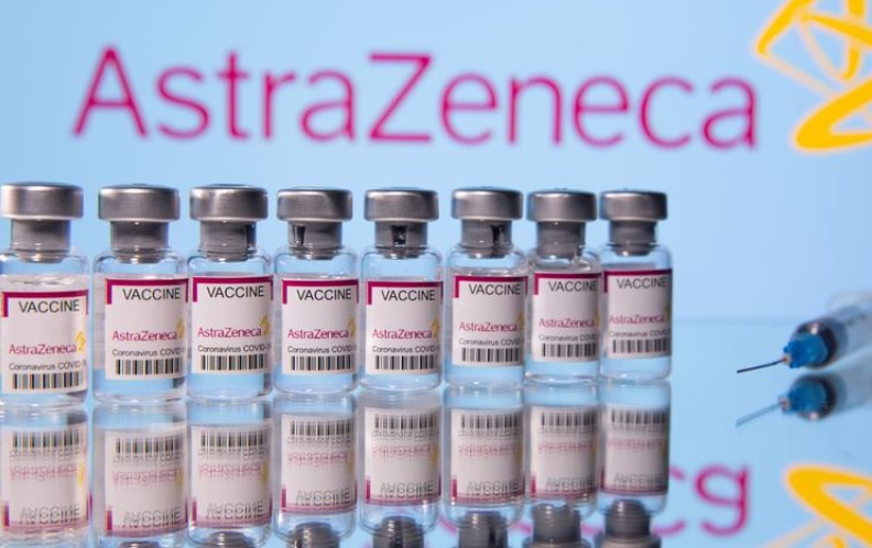 Các lọ vaccine ngừa Covid-19 của Astra Zeneca trước logo của nahf sản xuất được chụp vào ngày 14-3. Ảnh: Reuters.