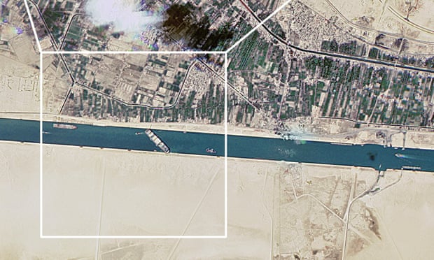 hình ảnh vệ tinh cho thấy kênh đào Suez bị chặn bởi tàu container Ever Given mắc cạn. Ảnh: ROSCOSMOS / Reuters