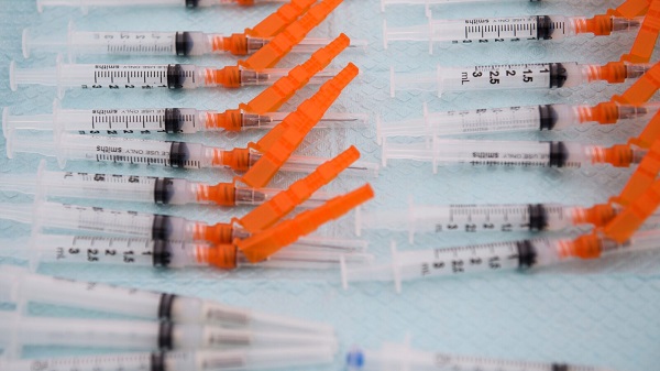 Các ống tiêm chứa vắc xin Covid-19 tại Trung tâm Y tế Cộng đồng Kedren ở Los Angeles.