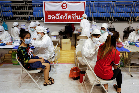 Người dân trên đảo Phuket của Thái Lan được tiêm vắc xin Sinovac. Ảnh: Reuters