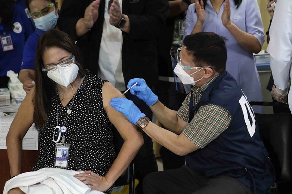 Philippines đã tiêm vaccine COVID-19 cho 93% nhân viên y tế (Nguồn : AP)
