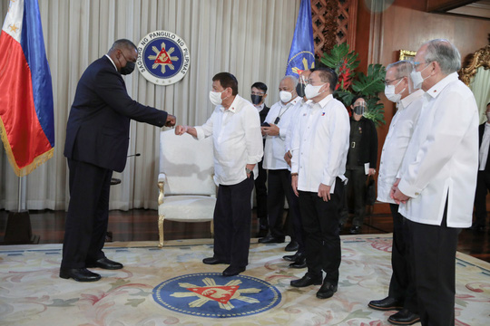 Bộ trưởng Quốc phòng Mỹ Lloyd Austin bắt tay với Tổng thống Philippines 