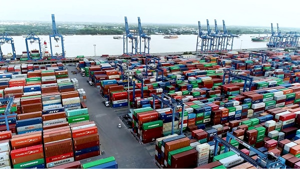 Lượng hàng hóa, container tồn bãi ở cảng Cát Lái gần hết công suất