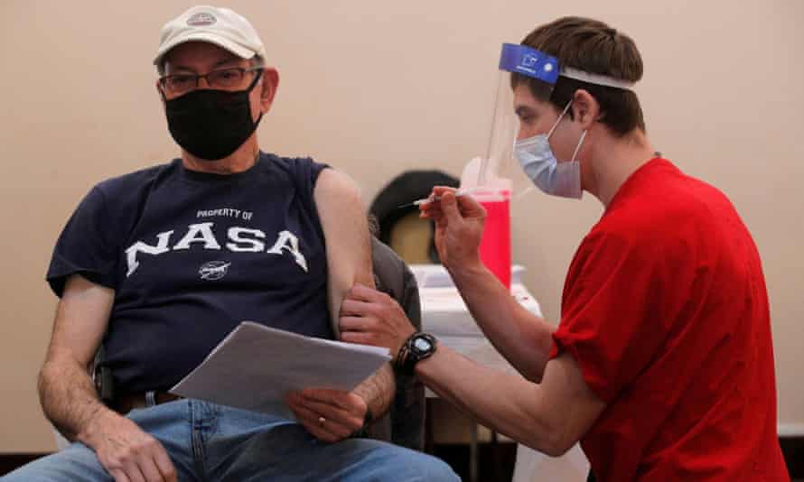 Một người đàn ông nhận liều vắc-xin Pfizer’s coronavirus đầu tiên ở Valley Stream, New York