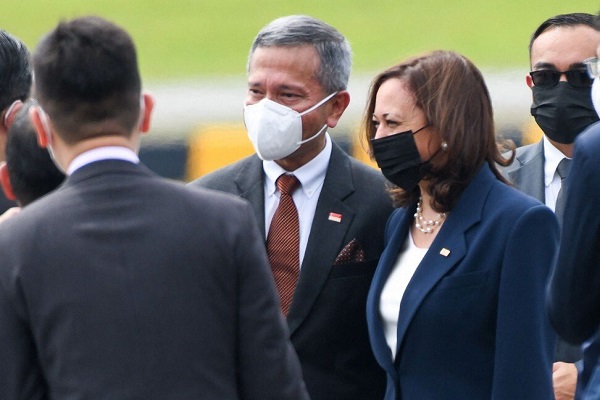 Phó Tổng thống Hoa Kỳ Kamala Harris được Bộ trưởng Ngoại giao Singapore Vivian Balakrishnan, ở giữa, chào đón tại sân bay Căn cứ Paya Lebar ở Singapore hôm Chủ nhật. Ảnh: AFP
