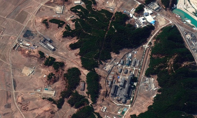 Ảnh vệ tinh hồi tháng ba từ Maxar Techlonogies cho thấy một nhà máy hơi nước (bên trái) và khu phức hợp hạt nhân chính của Triều Tiên (bên phải) ở Yongbyon. Ảnh: AP.