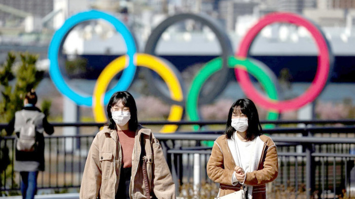 Việc tổ chức Thế vận hội Olympic trong thời điểm Nhật Bản vẫn chịu tác động mạnh từ COVID-19 đã làm Thủ tướng Suga bị chí trích nặng nề
