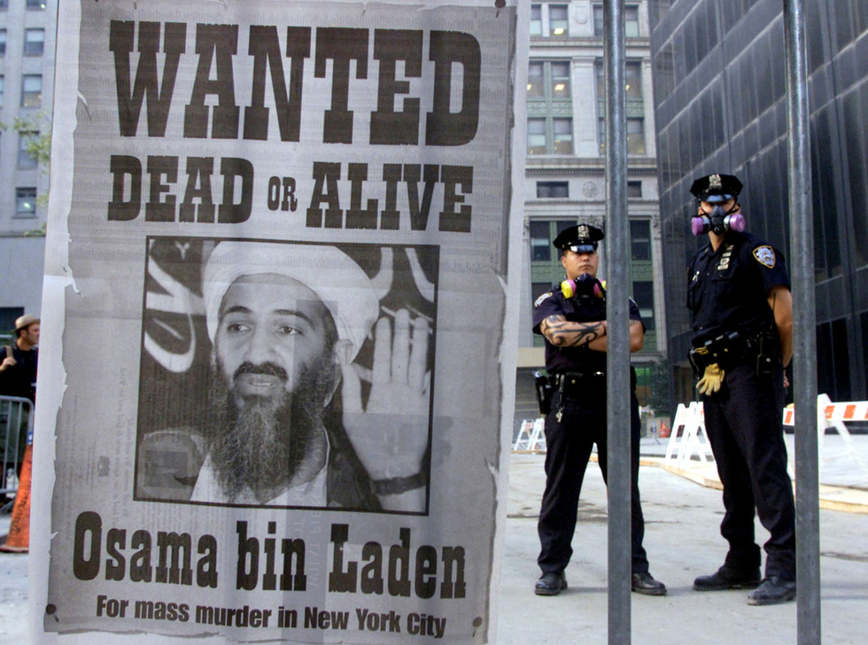 ột tờ báo New York dành trang bìa đăng lệnh truy nã bin Laden trong số báo ra ngày 18-9-2001, đúng một tuần sau sự kiện - Ảnh: REUTERS