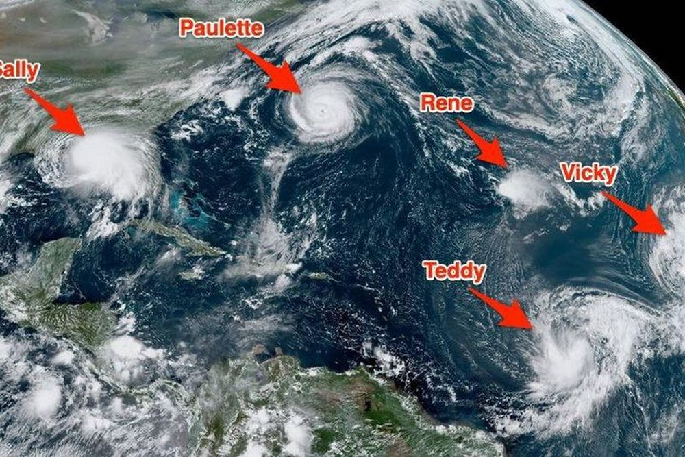 5 cơn bão cùng hoạt động trên Đại Tây Dương hồi tháng 9/2020. Ảnh: NASA.