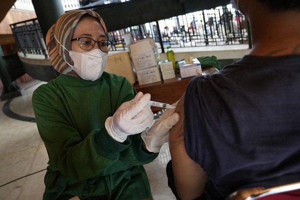 Các chuyên gia y tế khuyến nghị Indonesia cần đầy mạnh chương trình tiêm chủng diện rộng để tránh bùng phát