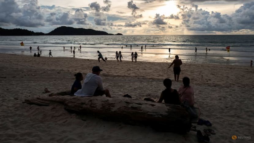 Khách du lịch đến bãi biển Phuket sau khi xác nhận đã tiêm đủ 2 mũi vaccine chống COVDID-19