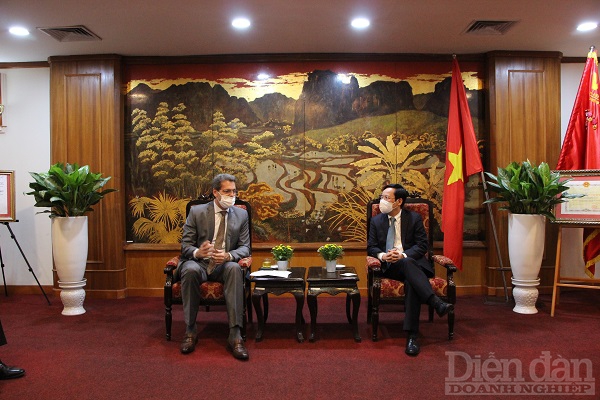 Chủ tịch VCCI Phạm Tấn Công làm việc với ông Andrew Jeffries, Giám đốc Quốc gia ADB tại Việt Nam
