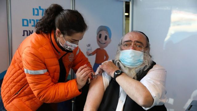 Israel đề nghị những người khỏi COVID-19 tiêm chủng vaccine để nhận thẻ xanh