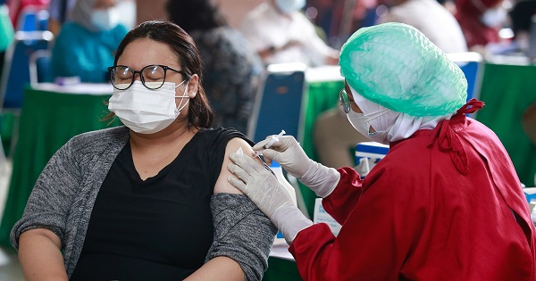 Triển khai tiêm chủng hiệu quả là một trong những biện pháp giúp Indonesia khống chế dịch Covid-19