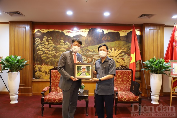 Chủ tịch VCCI Phạm Tấn Công tặng quà lưu niệm cho Trưởng đại diện Tập đoàn SK tại Việt Nam