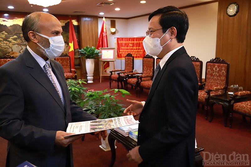 Chủ tịch VCCI Phạm Tấn Công trao đổi cùng ông Chủ tịch VCCI Phạm Tấn Công (phải) và Đại sứ Ả rập Xê út tại Việt Nam, ông Saud F.M Al Suwelim, Đại sứ Ả rập Xê út tại Việt Nam