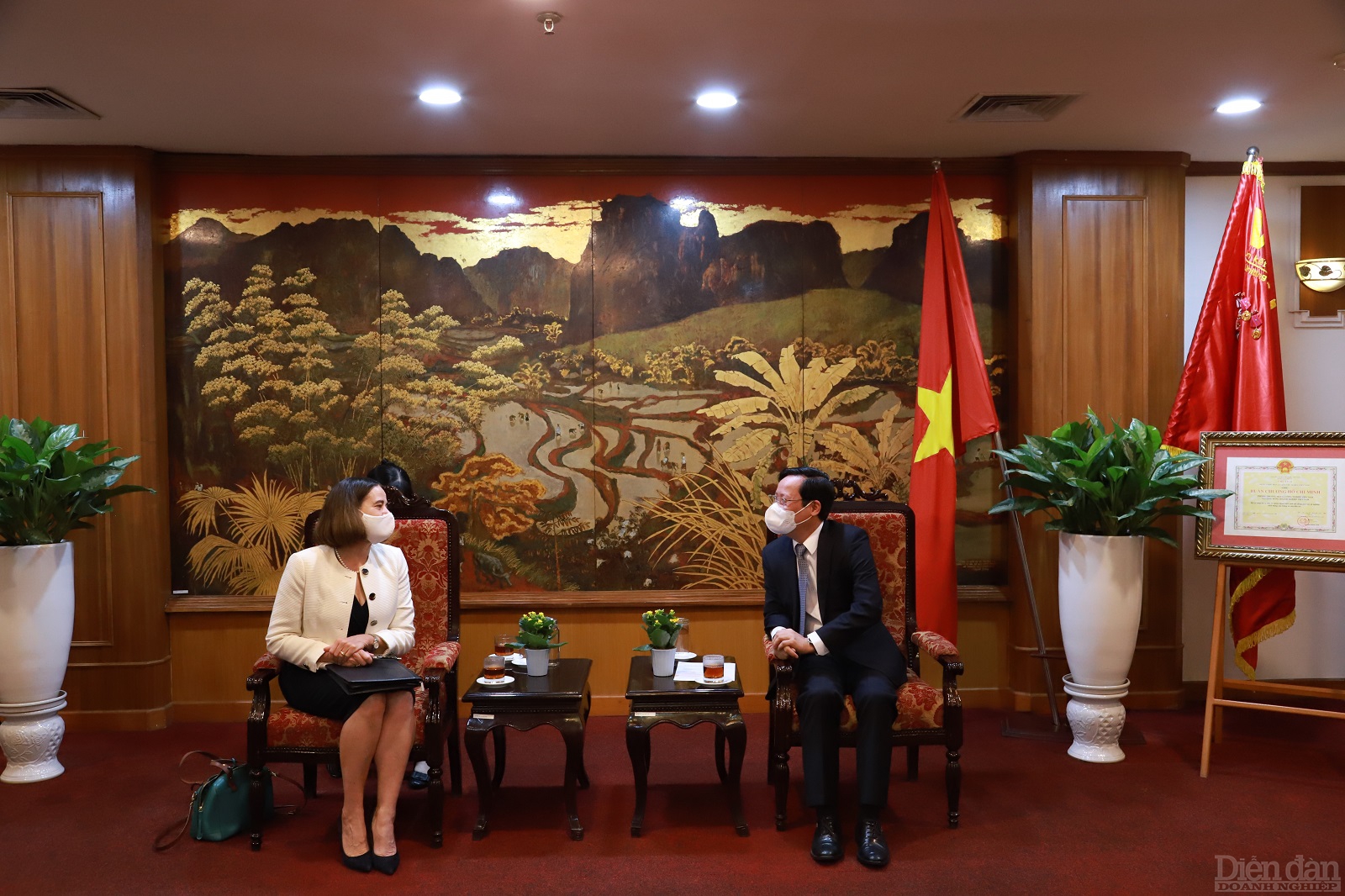 Đại sứ Australia Robyn Mudie và Chủ tịch VCCI Phạm Tấn Công