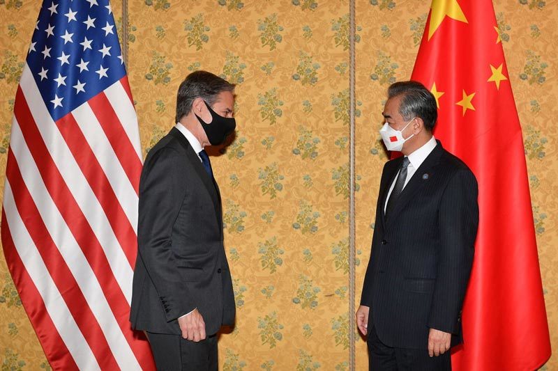 Ngoại trưởng Mỹ Antony Blinken (trái) và người đồng cấp Trung Quốc Vương Nghị tại cuộc gặp bên lề hội nghị thượng đỉnh G20 tại Italy. Ảnh: Reuters