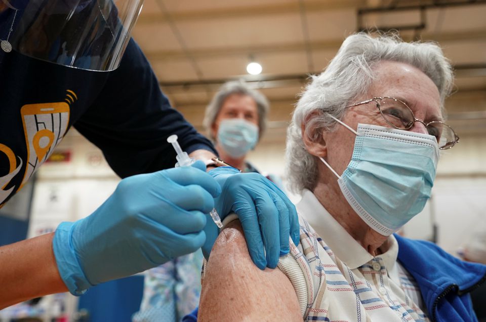 Một số quốc gia đang ưu tiên tiêm chủng mũi thứ 3 cho người cao tuỏi