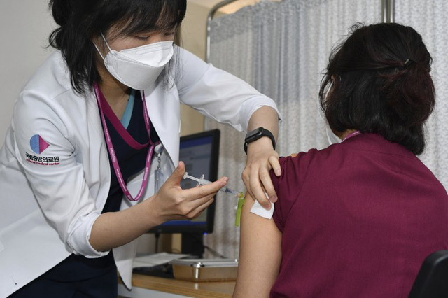 Người dân Nhật Bản tuân thủ nghiêm túc việc tiêm phòng vaccine COVID-19