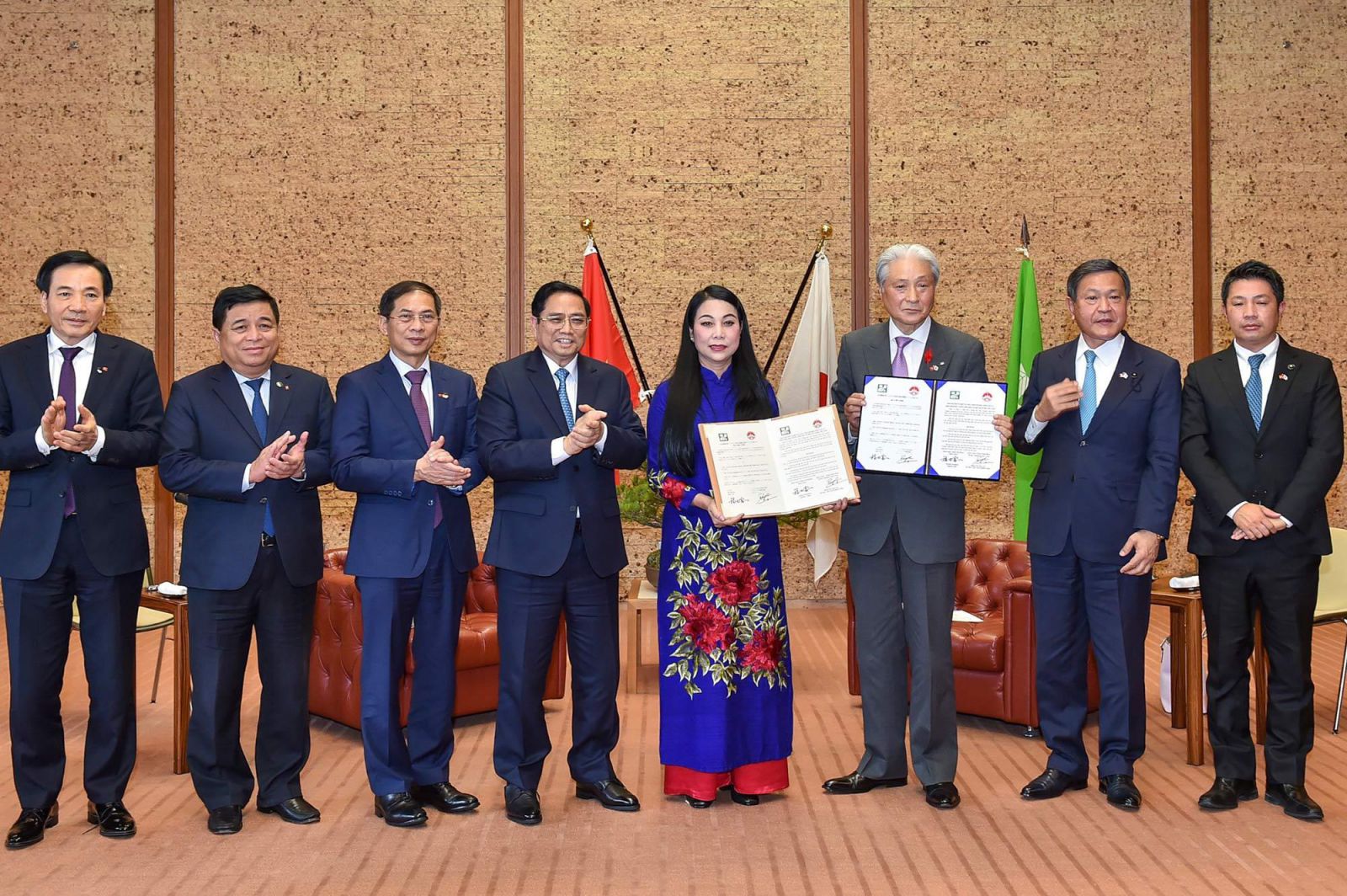 Thủ tướng chứng kiến lễ trao kết thỏa thuận hợp tác giữa tỉnh Vĩnh Phúc và tỉnh Tochigi.