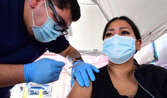 Mỹ đẩy mạnh tiêm chủng mũi vaccine tăng cường 