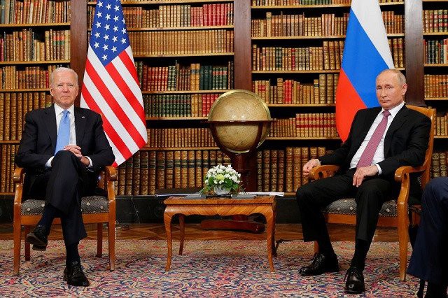 Tổng thống Biden (trái) và Tổng thống Putin (phải) trong hội nghị thượng đỉnh Mỹ - Nga vào tháng 6 tại Thụy Sĩ. Ảnh: Reuters.