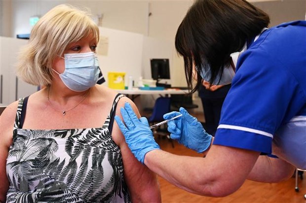 Người dân Anh tiếp tục tiêm chủng vaccine phòng COVID-19. Ảnh: AFP