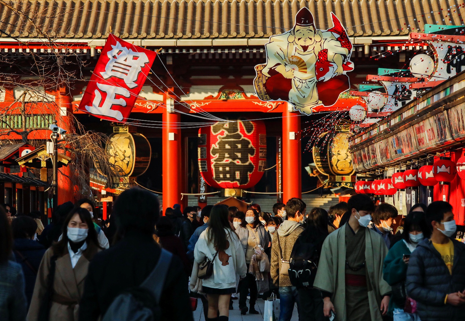 Đường Nakamise dẫn đến đền Senso-ji, một địa điểm tham quan nổi tiếng tại thủ đô Tokyo, Nhật Bản