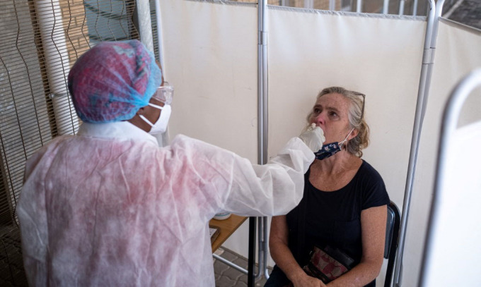 Nhân viên y tế xét nghiệm Covid-19 cho người dân tại Nam Phi.