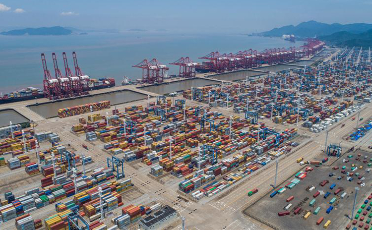 Các container tại cảng Ningbo-Zhoushan. Ảnh: Xinhua