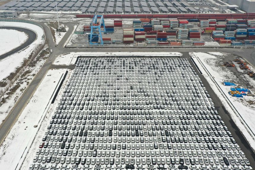 Những chiếc xe mới đã đậu gần các container vận chuyển tại một nhà máy ở Thẩm Dương, Trung Quốc, vào tháng 11.