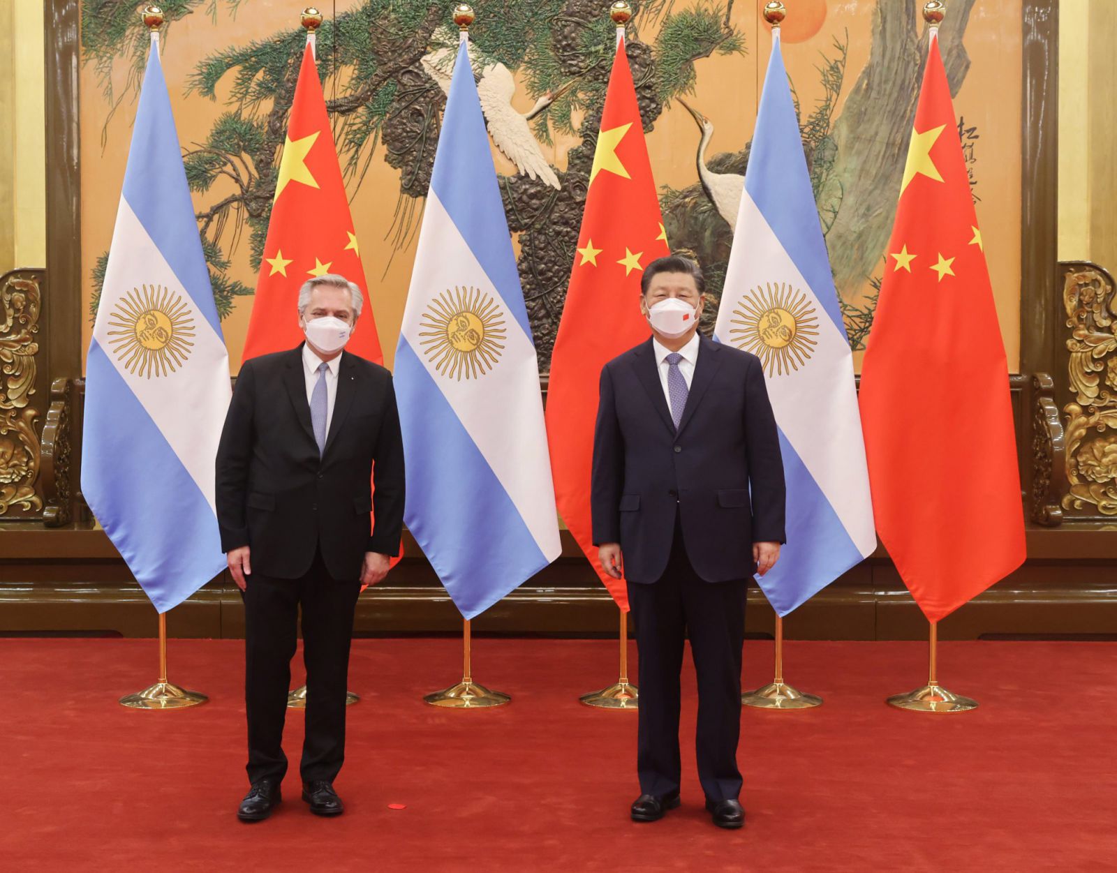 Chủ tịch Trung Quốc Tập Cận Bình (phải) gặp Tổng thống Alberto Fernandez của Argentina đầu tháng 2/2022