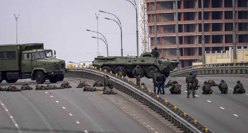 Binh lính Ukraine tại một vị trí phòng ngự trên một con cầu trong thành phố Kiev. Ảnh: NPR