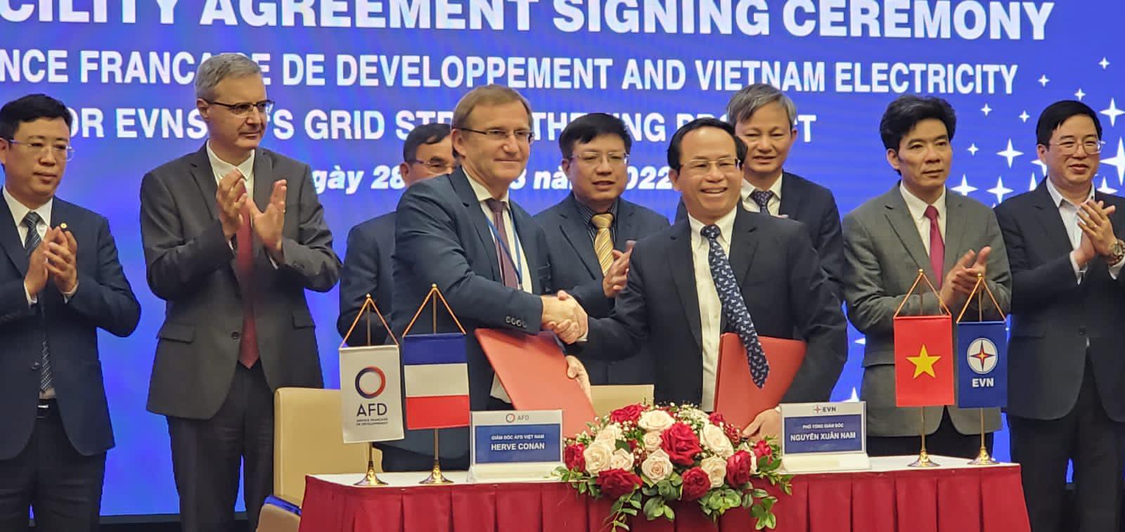 Ký kết thỏa thuận hợp tác cho vay ưu đãi để phát triển lưới điện miền Nam - Ảnh: EVN
