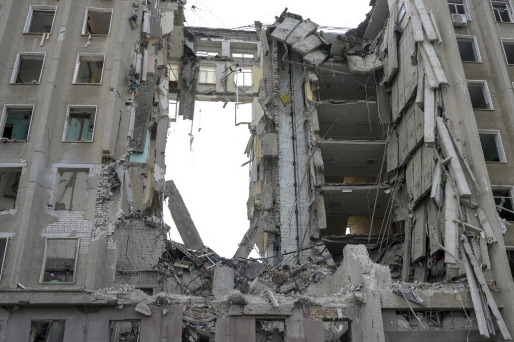 Tòa nhà chính quyền bị xé toạc sau cuộc không kích ở thành phố Mykolaiv, phía nam Ukraine 
