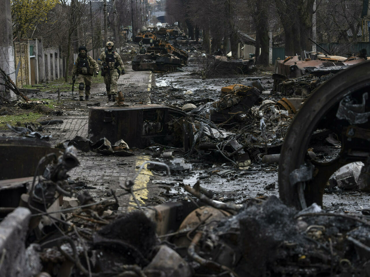 Xác xe tăng Nga trên đường phố Bucha, Ukraine