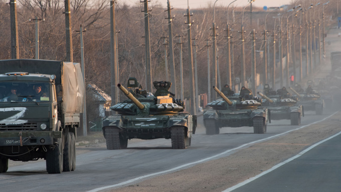 Đoànp/đoàn xe tăng di chuyển trên cao tốc Mariupol-Donetsk ở Ukraine hôm 23/3. Ảnh: Reuters.